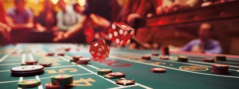 Pengguna menikmati voucher selama streaming hiburan casino dan sports di petirtoto